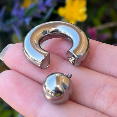 Internally Threaded One Size Screw Ball Captive Bead Ring